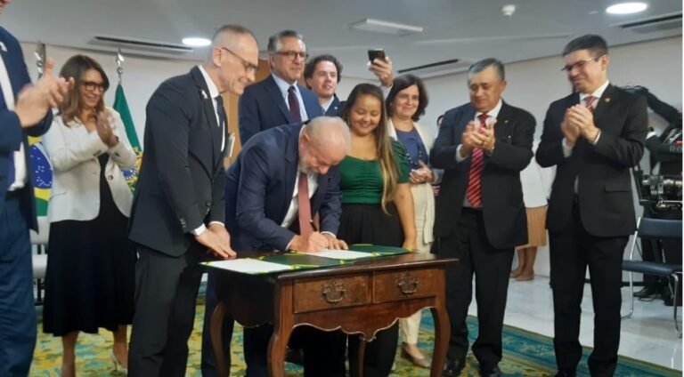 lula assina piso da enfermagem 18042023