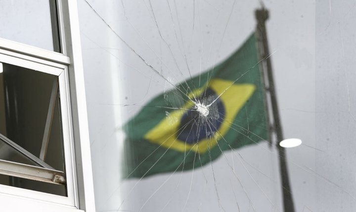 Atentandos golpistas de 8 de janeiro Bandeira do Brasil foto de Marcelo Camargo ABr