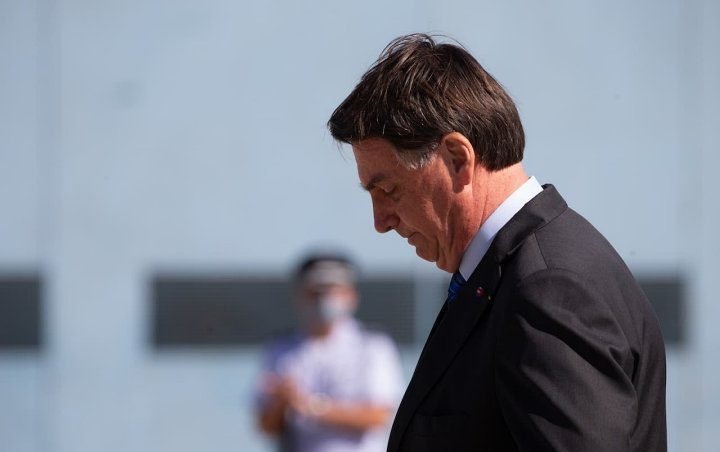 Jair Bolsonaro com a cabeca baixa