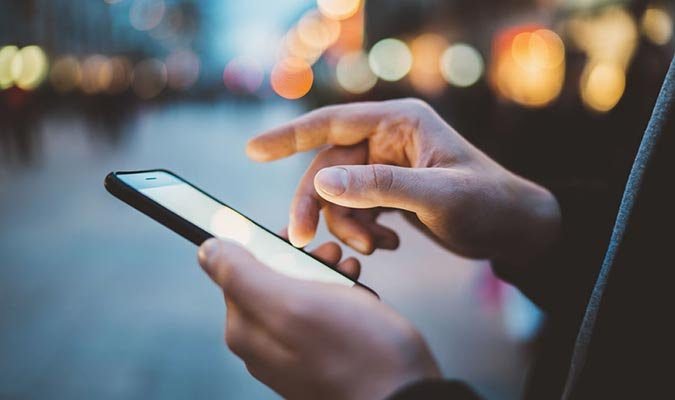 uso excessivo do celular pode causar problemas nas maos