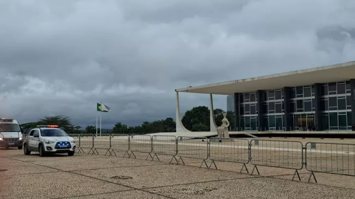 14nov2024 stf volta a ficar cercado apos explosoes em brasilia grades haviam sido retiradas em cerimonia em janeiro 1731610484224 v2 900x506 jpg