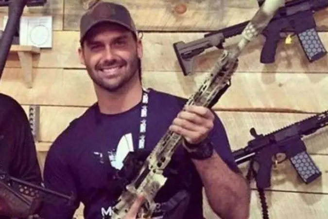 1 eduardo posa com arma na mao 1 53948 26375391