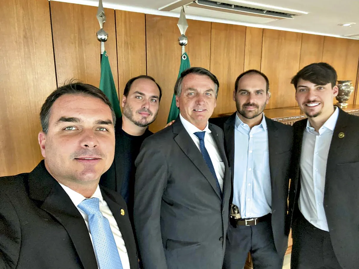 ABRE JAIR BOLSONARO FILHOS 2022 01.jpg