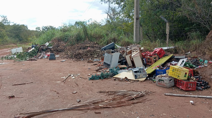 lixo na entrada para a cotia