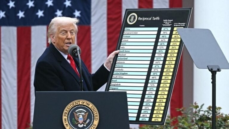 o presidente dos eua donald trump segura um grafico enquanto faz comentarios sobre tarifas reciprocas 1743627427857 v2 900x506