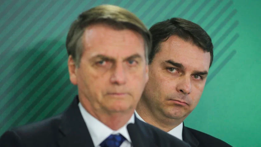 Flavio e Jair Bolsonaro 1 868x644 1 868x644 1 848x477 1