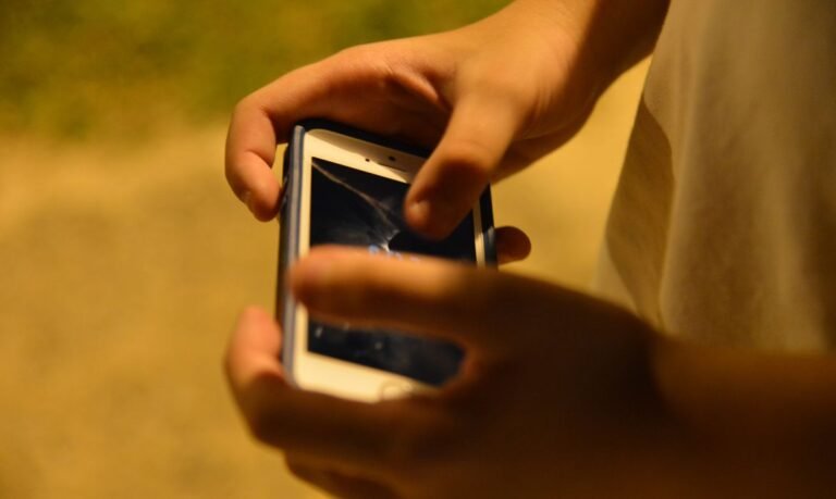 180515   jovem celular 0829