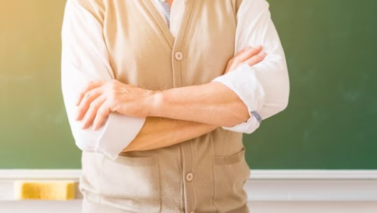 professor com bracos cruzados 03082025