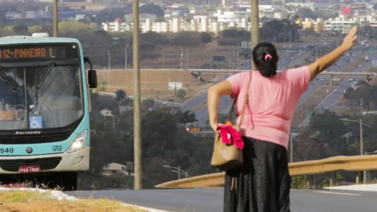 Mulher pegando onibus 09092025