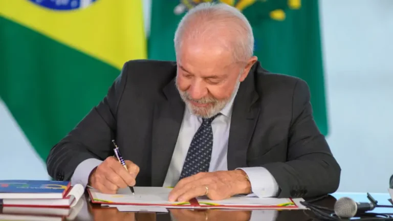 Lula sancionando lei 08102025