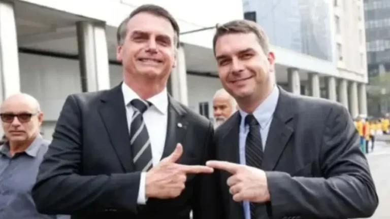 Jair e Flavio Bolsonaro 05122025