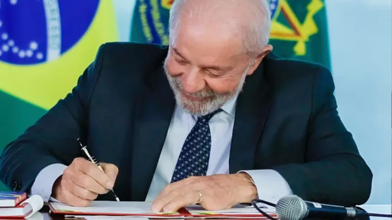 Lula assinando decreto 14012025