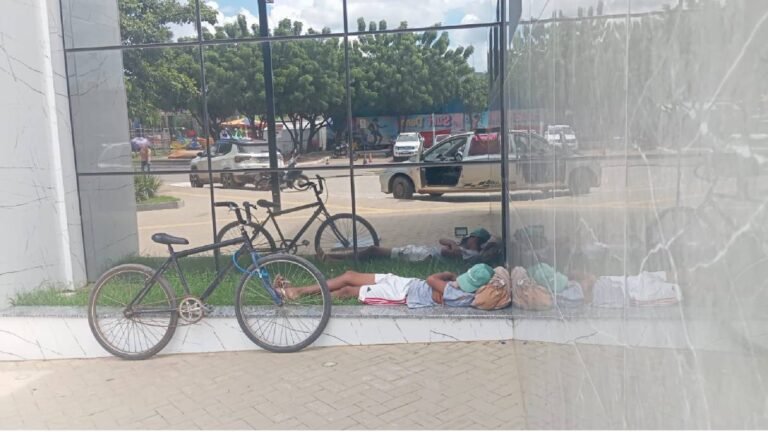 Enquanto Câmara debatia moradia, jovem dormia acolhido pelo próprio prédio do Legislativo em Barreiras