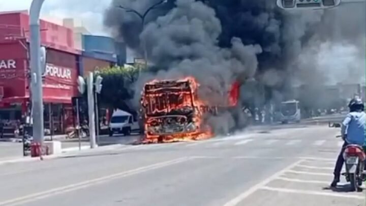 Incêndio destruiu ônibus da VCB no início da tarde de 20 de março, no centro de Barreiras