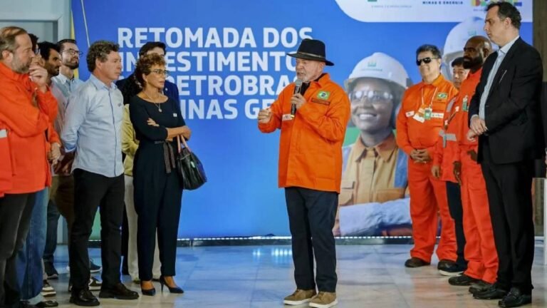 Lula anuncia plano para recomprar refinaria na Bahia e critica venda da BR Distribuidora