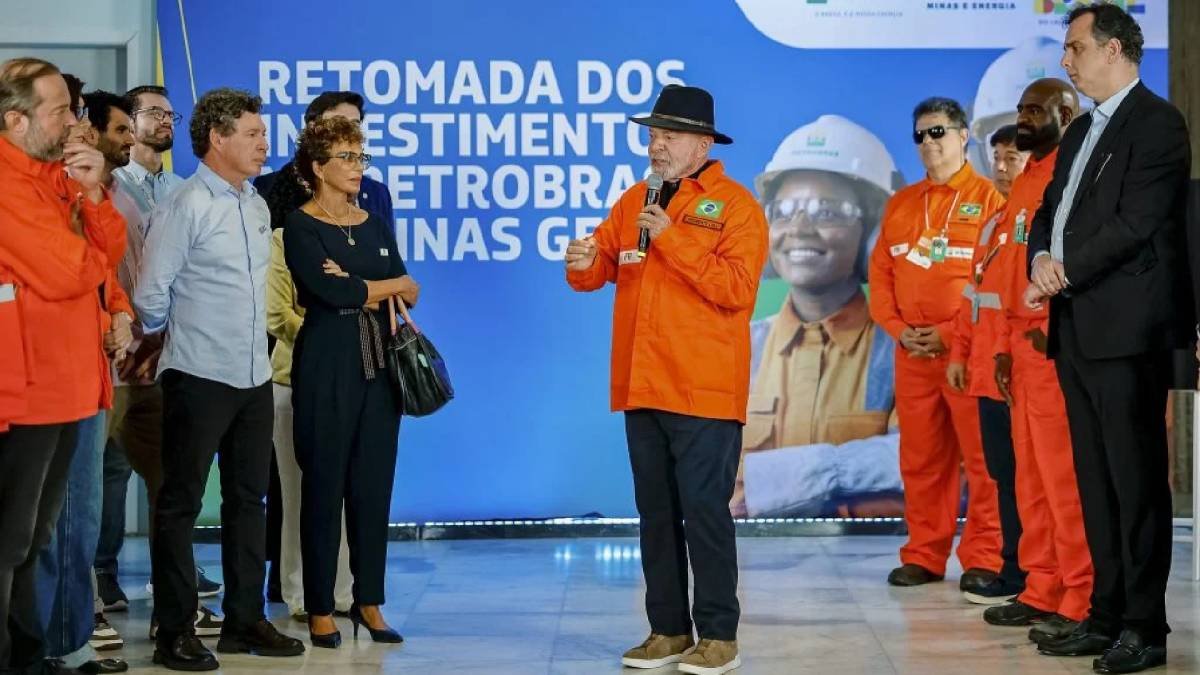 Lula anuncia plano para recomprar refinaria na Bahia e critica venda da BR Distribuidora