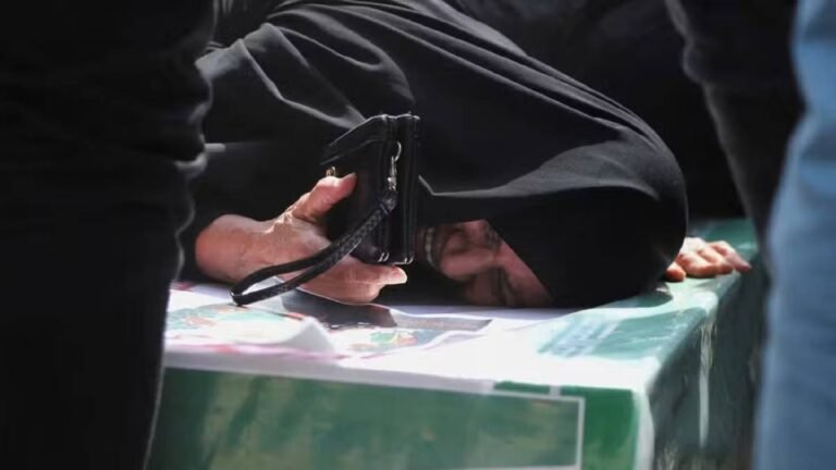 Mulher chora durante funeral das vítimas de ataque que atingiu escola