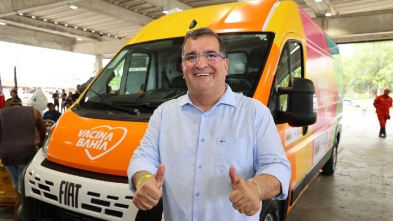 Deputado Antonio Henrique Júnior acompanha entrega de ambulâncias, odontomóveis e vacimóveis