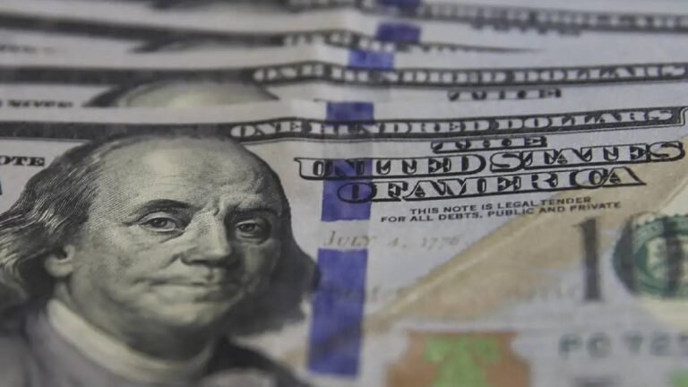 Dólar fecha abaixo de R$ 5 após mais de dois anos e Ibovespa renova recorde 13042026