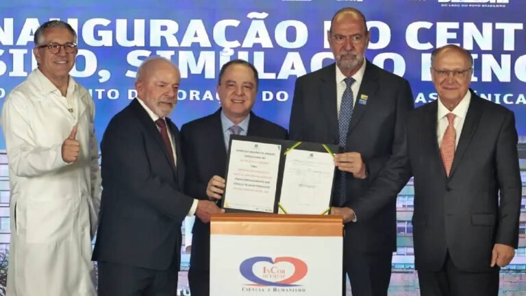 Lula sanciona marco nacional da vacina contra o câncer e projeta soberania tecnológica no SUS