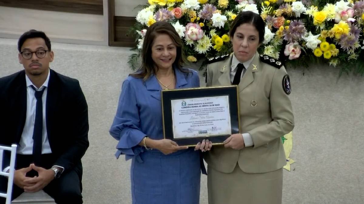 A Major PM Lidiane Silva Aquino é condecorada pela vereadora Dicíola Baqueiro