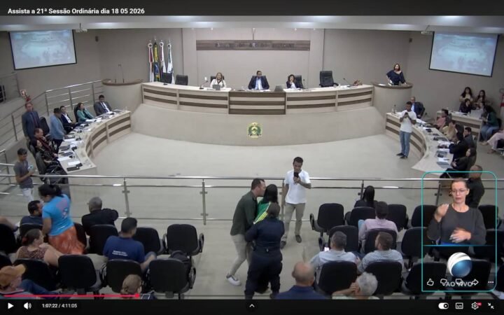 Beza também reage durante o tumulto registrado no plenário