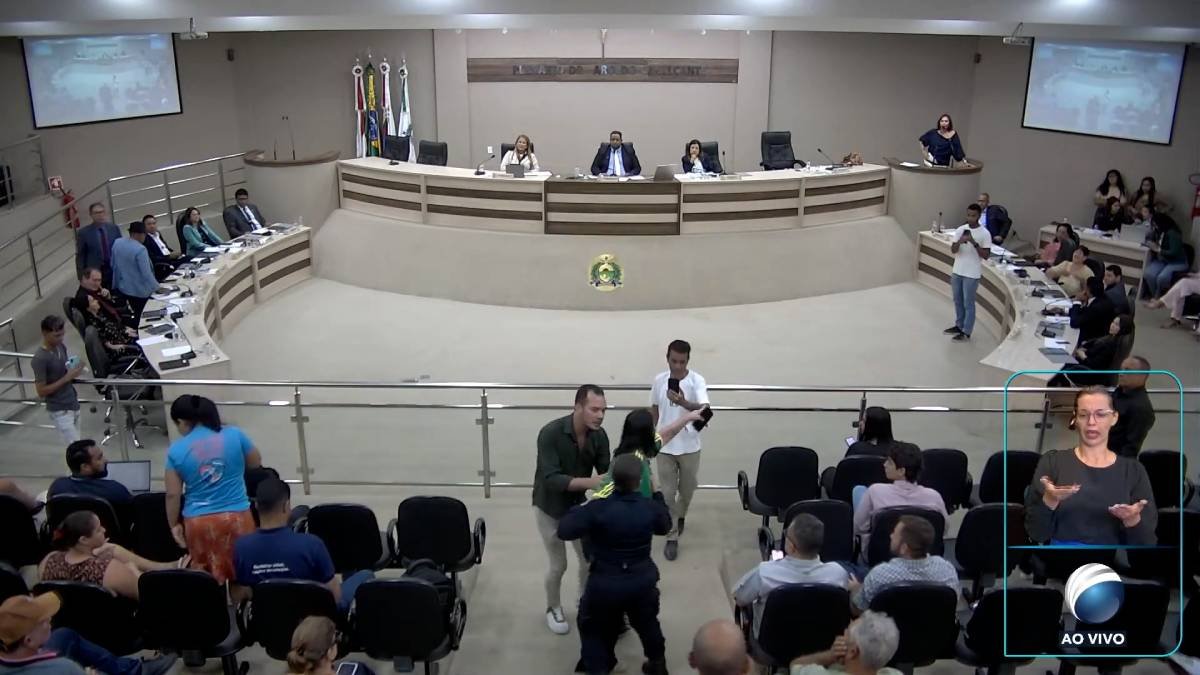 Carmélia da Mata é ofendida em plenário e servidora precisa ser contida pela guarda em Barreiras