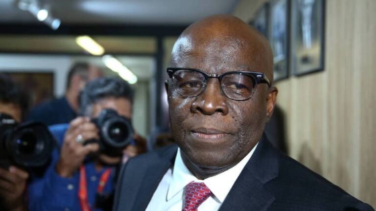 DC oficializa pré candidatura de Joaquim Barbosa ao Planalto e amplia crise com Aldo Rebelo.