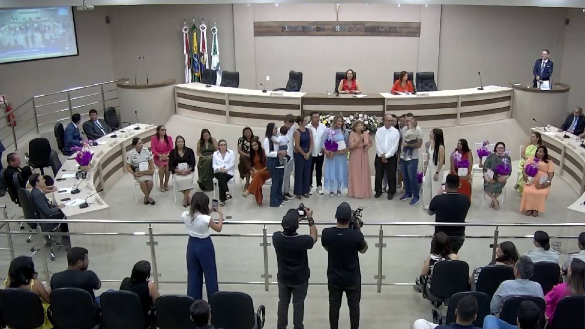 Delmah Pedra celebra Dia das Mães com homenagem emocionante à Professora Lurdinha na Câmara de Barreiras