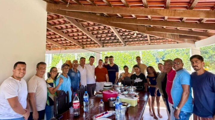 Na comunidade da Melancia, João Felipe participou de um almoço de confraternização