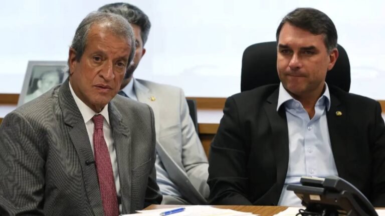 Valdemar Costa Neto e Flávio Bolsonaro. Foto: Beto Barata/ PL
