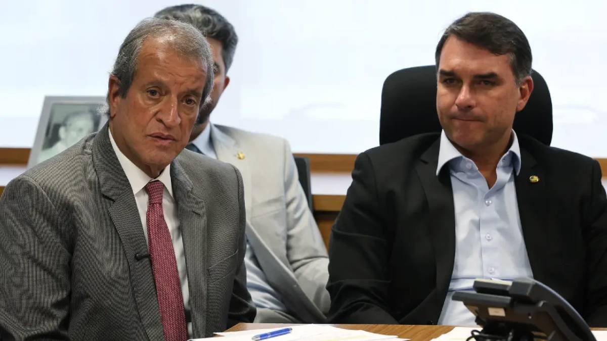 Valdemar Costa Neto e Flávio Bolsonaro. Foto: Beto Barata/ PL