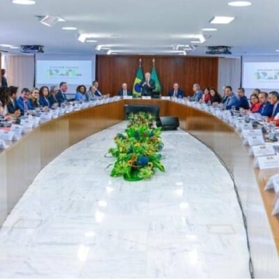 Lula rechaça, em reunião ministerial, política comercial dos EUA e afirma que vai procurar novos parceiros.
