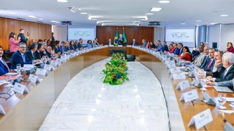Lula rechaça, em reunião ministerial, política comercial dos EUA e afirma que vai procurar novos parceiros.
