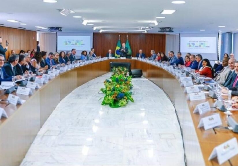 Lula rechaça, em reunião ministerial, política comercial dos EUA e afirma que vai procurar novos parceiros.