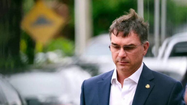 Pesquisa aponta que 72% das publicações da esquerda associaram Flávio Bolsonaro ao tarifaço dos EUA