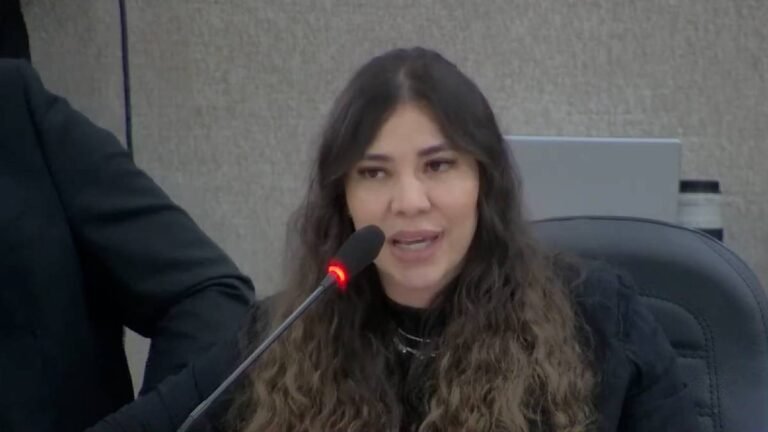 Thaislane Sabel denuncia espionagem parlamentar e ataques à vida privada em sessão na Câmara de Barreiras