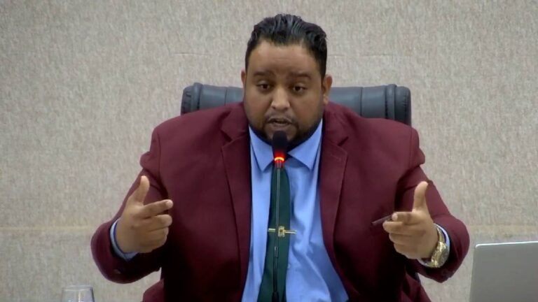 Yure Ramon denuncia “cabide de empregos” e expõe descontrole orçamentário em Barreiras