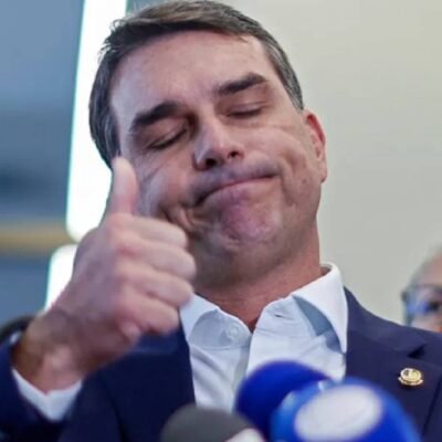 Infográfico comparativo entre os logotipos do Pix e do Zelle sobreposto a uma imagem de Flávio Bolsonaro em Washington.