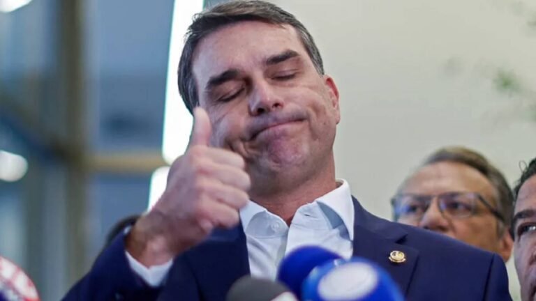 Infográfico comparativo entre os logotipos do Pix e do Zelle sobreposto a uma imagem de Flávio Bolsonaro em Washington.